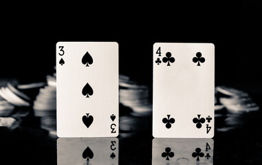 Cartas de poker y fichas iluminadas en fondo negro