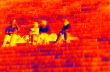 Thermal profile of a tourists rest on steps with normal temperature.
