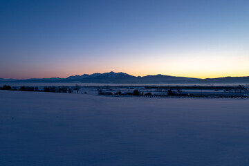 北海道冬の風景　夜明けの十勝岳連峰