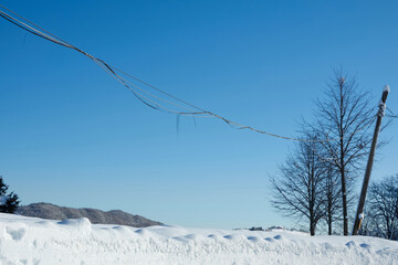 An electricity cable was torn due to heavy snowfall