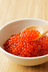 いくらの醤油漬けをスプーンで持ち上げる　Japanese soy sauce with the salmon roe