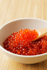 いくらの醤油漬けをスプーンで持ち上げる　Japanese soy sauce with the salmon roe