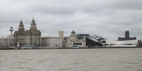 Obraz premium Liverpool Waterfront Pierhead mit Royal Liver Building, Cunard Building, Dock Office, Museum of Liverpool und Kathedrale