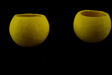 Dwa, żółte pojemniki, susz na ciemnym tle. © Krzysztof Głowacki