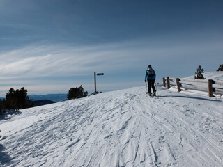 Station de ski ferm&eacute;e du fait du covid et skieur hors piste dans la neige avec risque d'avalanche