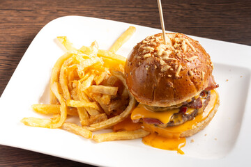 hamburguesa con papas fritas vista cenital