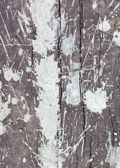 Obraz premium Drops and splashes from concrete on a wooden board