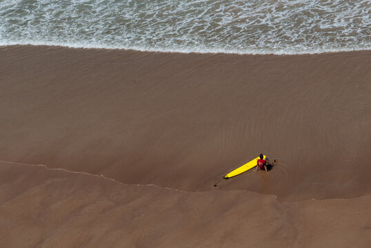 Wartender Surfer