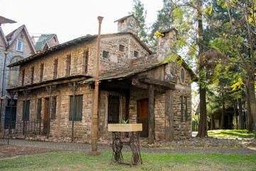 Edificios antiguos de pueblo de estilo colonial