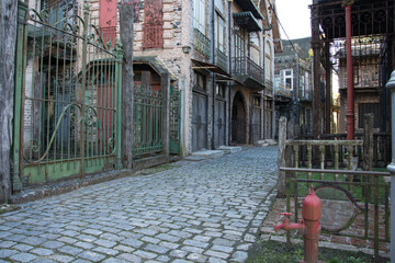 Calle empedrada con edificios antiguos de estilo colonial