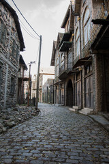 Calle empedrada con edificios antiguos de estilo colonial