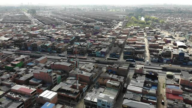 Vista a&eacute;rea de la ciudad de Bogot&aacute; donde se observa c&oacute;mo se vive la pandemia del covid 19, por parte de la poblaci&oacute;n a nivel vehicular 