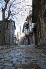 Calle empedrada con edificios antiguos de estilo colonial
