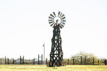 Molino antiguo en el campo