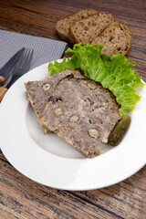 tranches de terrine de sanglier aux noisettes 