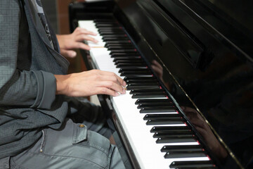 Obraz na płótnie Canvas The hand that is playing the piano keys