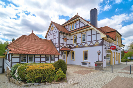 Stammhaus der Marke Schierker Feuerstein in einer Apotheke in Schierke im Nationalpark Harz. Der Apotheker Willy Drube meldete den Kr&auml;uterlik&ouml;r im Jahre 1924 zum Patent an.