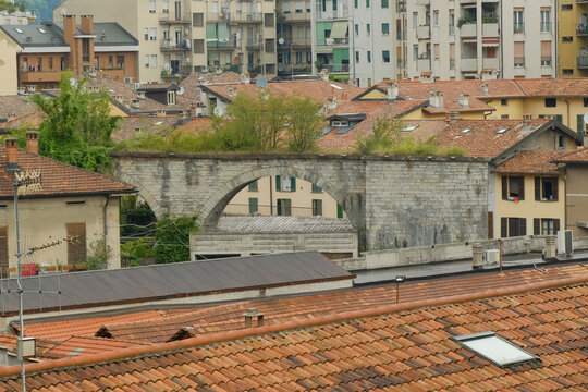 Strade ed edifici della citt&agrave; di Como in Lombardia, Italia.