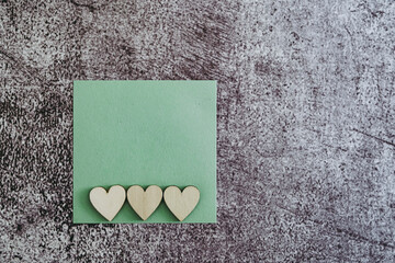Coeur en bois sur un carré vert avec fond grunge et espace vide - Arrière plan Saint-Valentin
