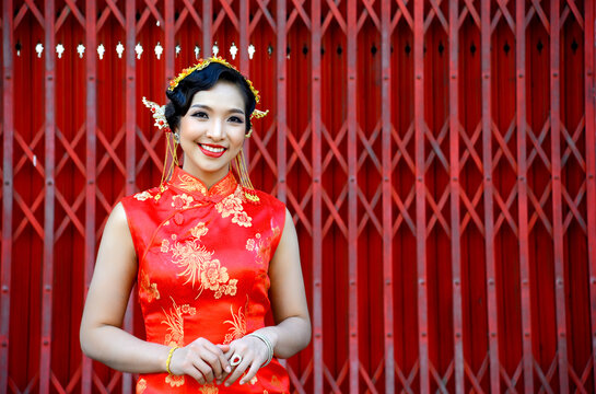 beauty woman wear cheongsam and take Red envelopes in chinese new year