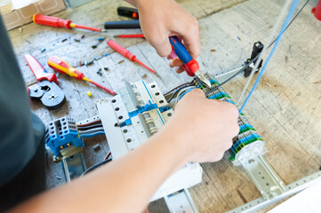 Elektriker bei der Arbeit