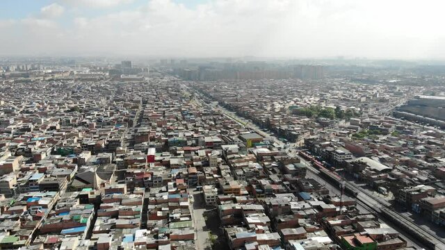 Vista a&eacute;rea de la ciudad de Bogot&aacute; donde se observa c&oacute;mo se vive la pandemia del covid 19, por parte de la poblaci&oacute;n a nivel vehicular 