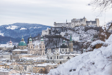 Obraz premium Panorama of Salzburg in winter: Snowy historical center and old city
