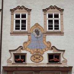 Sonnenuhr an einer Hauswand in Salzburg
