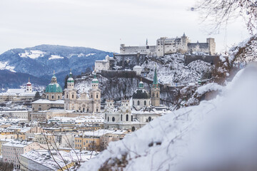 Obraz premium Panorama of Salzburg in winter: Snowy historical center and old city