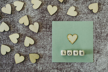 Lettres Love en bois et coeur en bois sur un carré vert avec fond grunge avec espace vide - Arrière plan Saint-Valentin