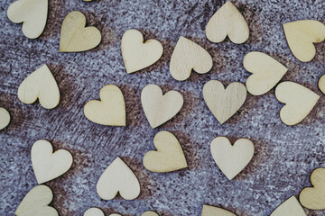 Coeurs en bois sur un arrière plan gris béton griffé - Arrière plan amour saint-valentin