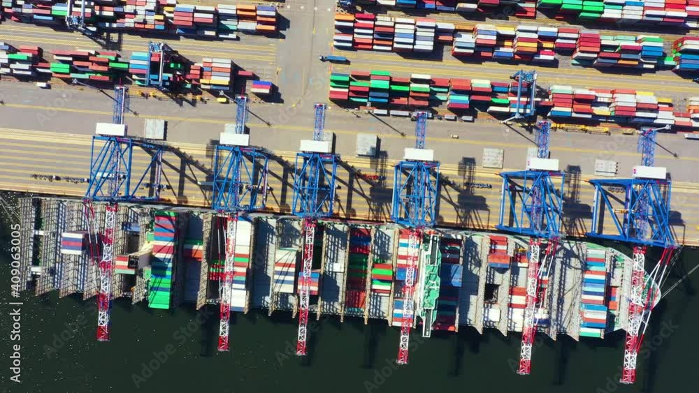 Aufkleber container ship from sea port working for delivery containers shipment and container warehouse backgr