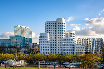 Fototapeta na wymiar Gehry-Bauten in Düsseldorf, Deutschland