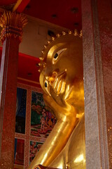 Obraz premium Golden statue of buddha in temple, Thailand 