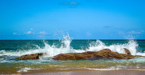 Ondas batendo na pedra na praia de xaréu