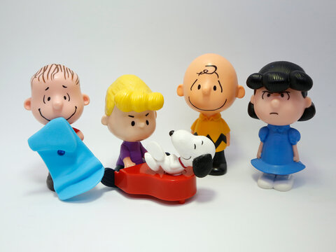 Charlie Brown and his friends. Snoopy. Linus, Lucy, Schroeder. Comic Peanuts. Music.  Group of friends. Charles M. Schulz.