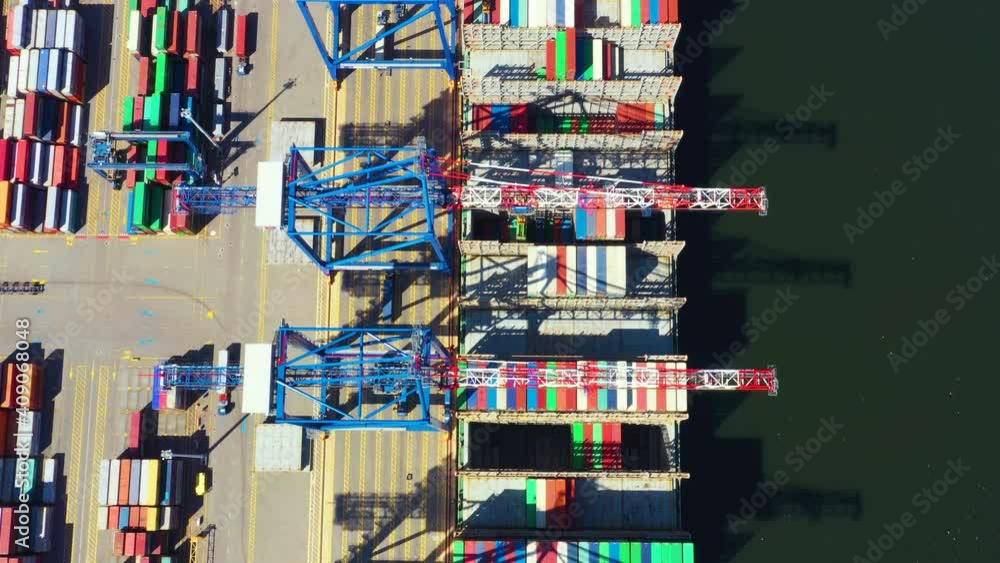 Aufkleber container ship from sea port working for delivery containers shipment and container warehouse backgr
