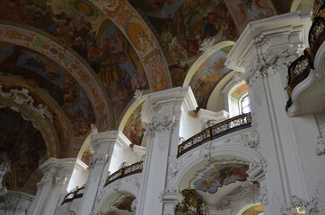 Barokowe wnętrza Bazyliki Mniejszej w Krzeszowie, Polska © Ewa