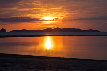  Sunset sea The sky is orange