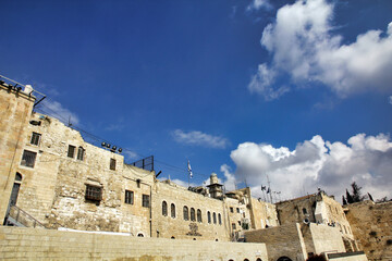 Fototapeta na wymiar Gebäude aus Stein am zentralen Platz mit blauem Himmel in Jerusalem (Israel)