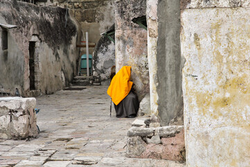 Betende Frau vor historischen Bauten in Jerusalem (Israel)