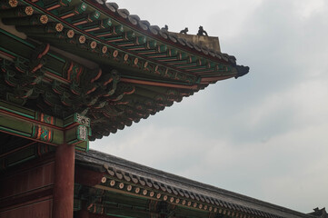 Fototapeta na wymiar Gyeongbokgung roof in Seoul city