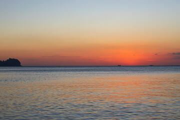 Naklejka premium Sunset sea The sky is orange