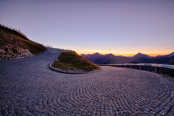 alte gepflasterte spitzkehre im sonnenaufgang in den hohen tauern