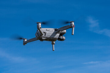 Fliegender Quadrocopter, ferngesteuerte Drohne mit Kamera, Bayern, Deutschland, Europa