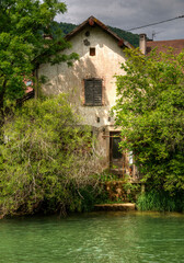 Maison abandonnée en bordure de la Loue à Vuillafans, France