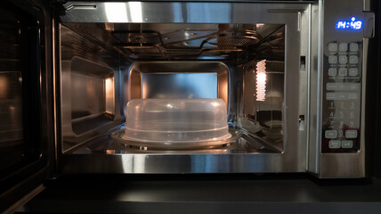 Interior de horno de microondas con reloj digital al frente