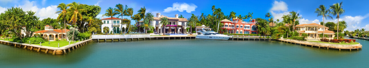 Luxury mansion in exclusive part of Fort Lauderdale - obrazy, fototapety, plakaty