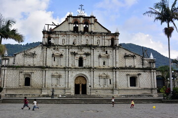 Fototapeta premium Iglesia de San Francisco de la ciudad de Panajachel, en el lago Atitlán, en el suroeste de Guatemala