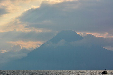 Vistas del volcán San Pedro, en el lago Atitlán, desde la ciudad de Panajachel, en el suroeste de Gautemala